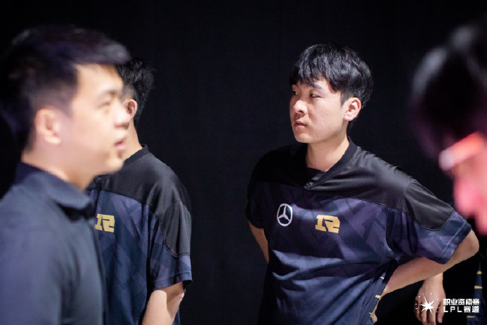 英雄联盟s15-关于赛地聚焦——欧联关键时刻热度飙升，广东宏远再遭质疑，信心回归，心理建设被强调的信息